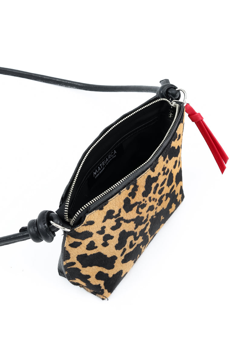 Cartera Lia <br/> Negra con pelo manchas