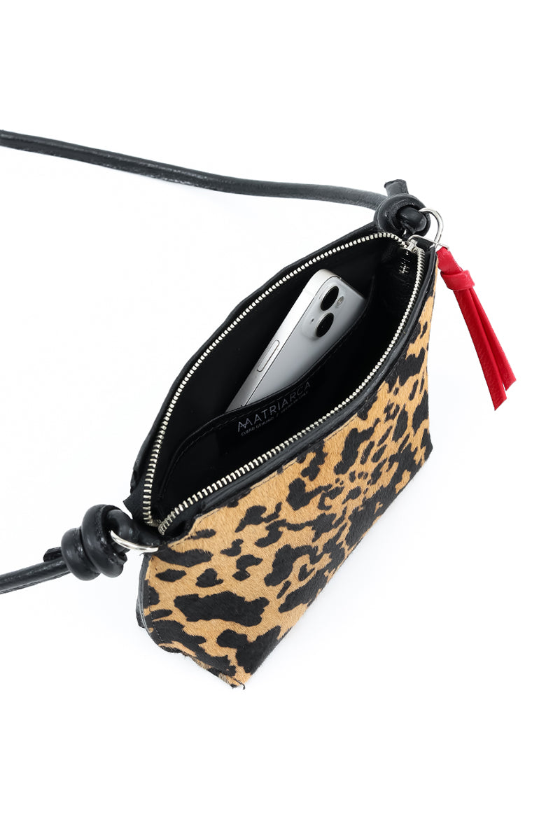 Cartera Lia <br/> Negra con pelo manchas